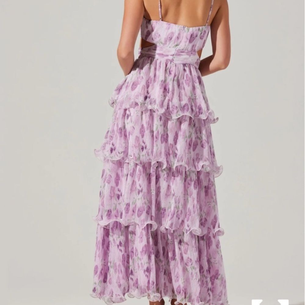New ASTR the Label Revolve MIDI DRESS JAIDEN Purple Floral Rubble Tiered - Picture 4 of 9
